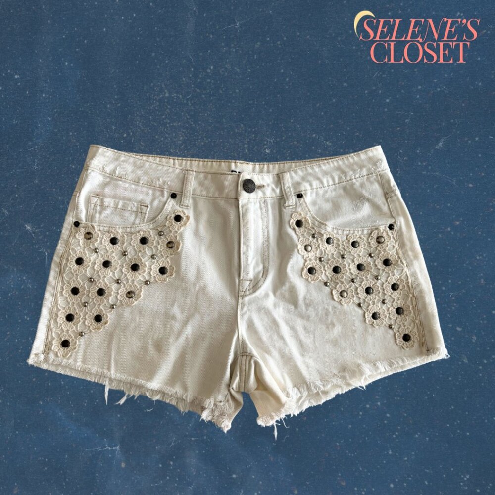 [She's Texas Hold 'Em] BDG Mid Rise Freja Distressed Denim Shorts Sz 28W